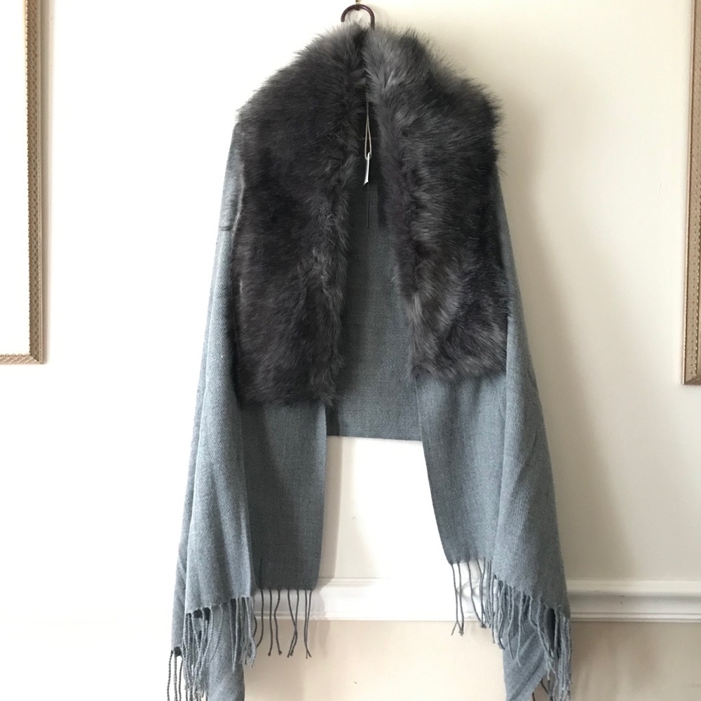Dolce Cabo Grey Knit Fringe Wrap w/ Faux Fur